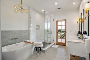 Shower, hair dryer, towels - 40-Acre Wine Trail Estate • Vineyard Views, Pool, HotTub | Wellsona by AvantStay (Paso Robles)