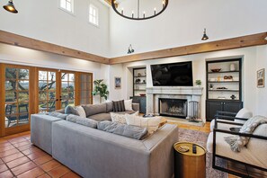 Smart-TV, peis, bordtennis og kontorer