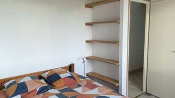 4 bedrooms, travel crib, free WiFi, bed sheets