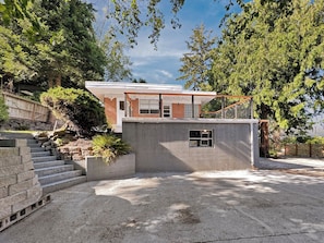 Property grounds - Charming 2BR/2BA Home with WiFi & AC near Lake Washington and Uni of Washington (Seattle)