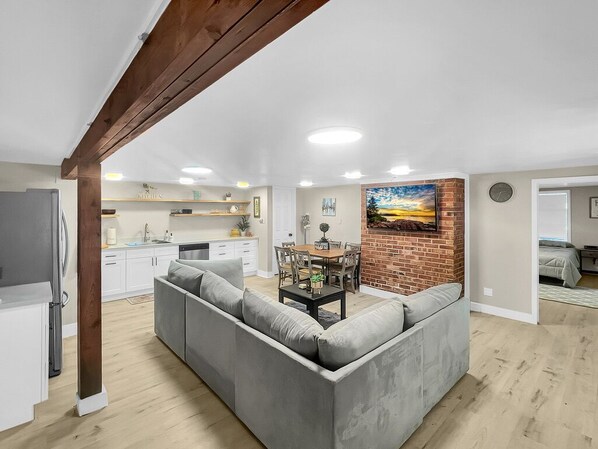 Smart TV, fireplace - Charming 2BR/2BA Home with WiFi & AC near Lake Washington and Uni of Washington (Seattle)