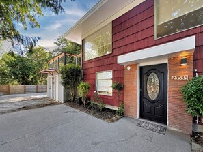 Exterior detail - Charming 2BR/2BA Home with WiFi & AC near Lake Washington and Uni of Washington (Seattle)