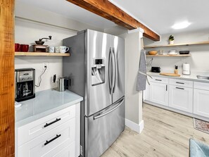 Fridge, microwave, oven, stovetop - Charming 2BR/2BA Home with WiFi & AC near Lake Washington and Uni of Washington (Seattle)