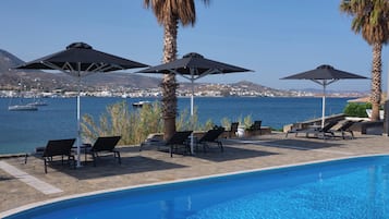Una piscina al aire libre de temporada (de 09:00 a 21:00), sombrillas