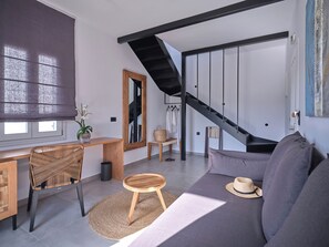 Duplex Suite, Sea View | منطقة المعيشة | تلفزيون بشاشة مسطحة بحجم 32-بوصة يعرض قنوات تلفزيونية رقمية