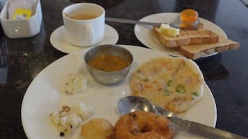 Desayuno completo diario (INR 100 por persona)