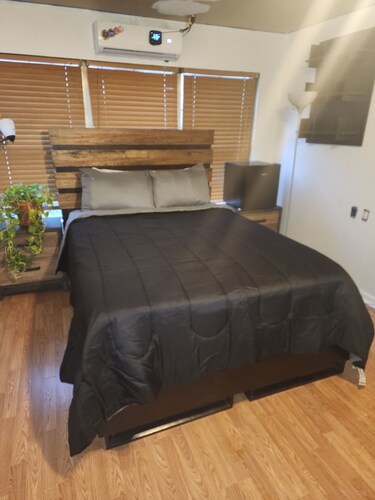 Charming Private  1-Bedroom in Main House with WiFi and AC in serene Dallas, Tx