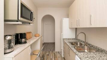 Een koelkast, een microgolfoven, een kookplaat, een vaatwasser