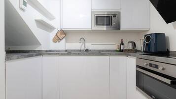 Kühlschrank, Mikrowelle, Ofen, Herdplatte