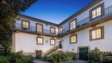 Vista frontal de la propiedad