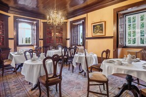 Free daily cooked-to-order breakfast