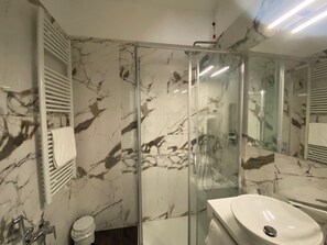 Shower, hair dryer, towels, soap - Hotel Lanterna Padova (Abano Terme)