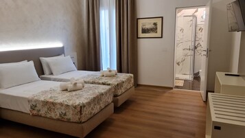 Habitación con 2 camas individuales | Caja fuerte y espacio para trabajar con un portátil