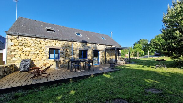 Outdoor dining - Stone house, 3 bedrooms, sleeps 8, quiet Hameau, near port of Le Fret (Crozon)