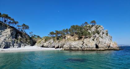 Stone house, 3 bedrooms, sleeps 8, quiet Hameau, near port of Le Fret