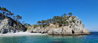 Stone house, 3 bedrooms, sleeps 8 Quiet hamlet near port of Le Fret
