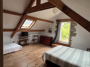 3 bedrooms, iron/ironing board, travel cot, free WiFi - Stone house, 3 bedrooms, sleeps 8, quiet Hameau, near port of Le Fret (Crozon)