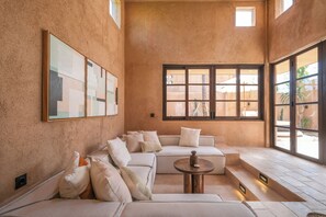 Deluxe-Villa, 2 Schlafzimmer, Terrasse, Poolblick | Wohnbereich | Flachbildfernseher