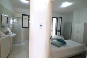 4 habitaciones, tabla de planchar con plancha, internet y ropa de cama 