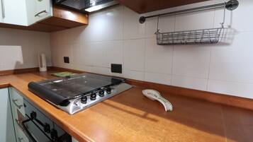 Kjøleskap, ovn, kokeplater og kjøkkenutstyr