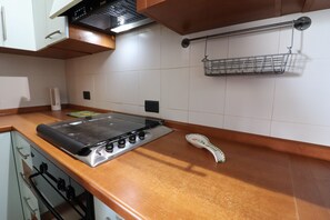 Fridge, oven, stovetop, cookware/dishes/utensils - Casa Vacanze Palma — Comfort, Space and Authentic Charm in the Heart of Otranto (Otranto)