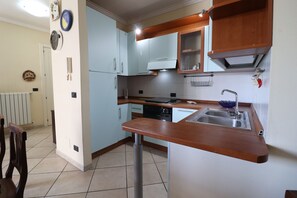 Fridge, oven, stovetop, cookware/dishes/utensils