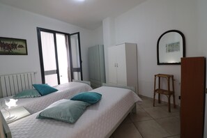 Iron/ironing board, Internet, bed sheets - Casa Vacanze Palma — Comfort, Space and Authentic Charm in the Heart of Otranto (Otranto)