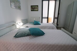 4 bedrooms, iron/ironing board, Internet, bed sheets