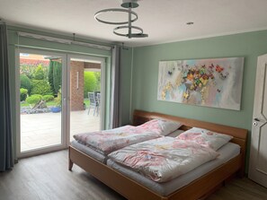 2 bedrooms, desk, free WiFi, bed sheets - Wesergarten vacation home with fireplace, large garden and well-kept fish pond  (Rinteln)