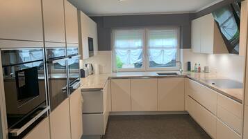 Mikrowelle, Ofen, Herdplatte, Geschirrspüler