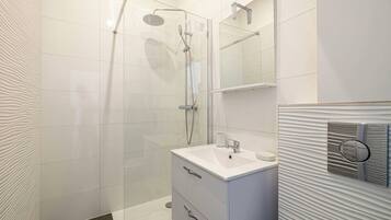 Shower, hair dryer, towels, shampoo