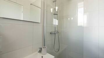 Shower, hair dryer, towels, shampoo