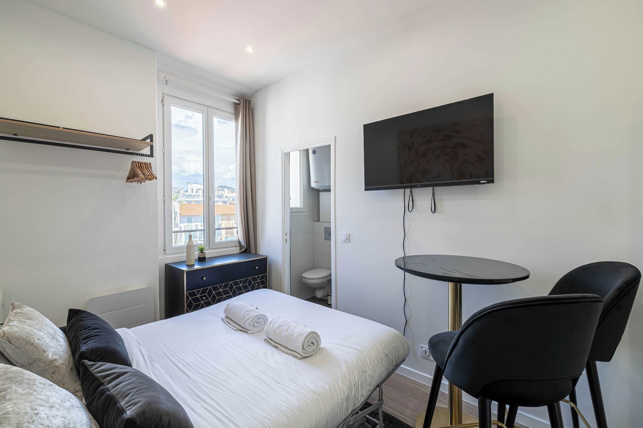 Iron/ironing board, WiFi, bed sheets