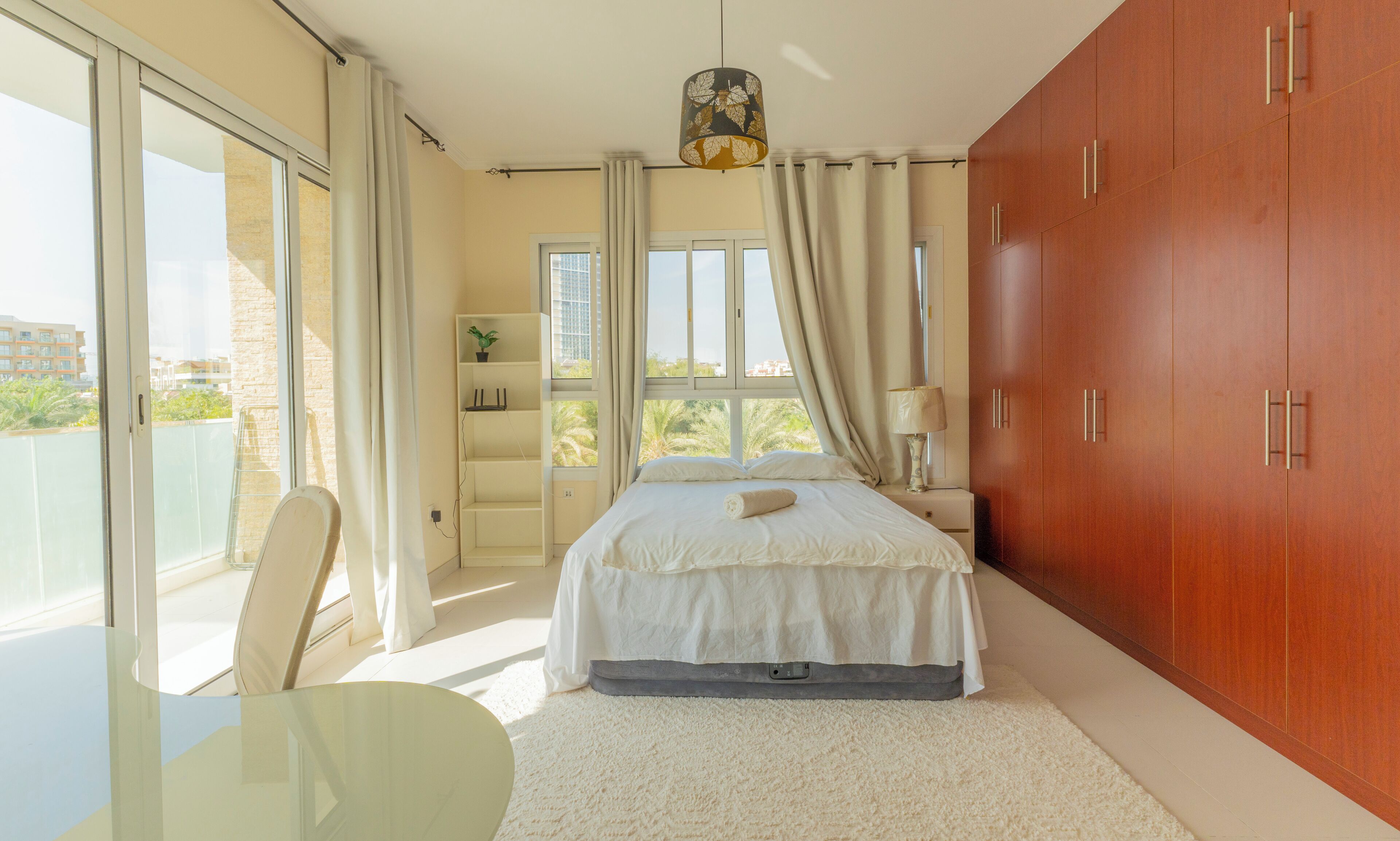 4 slaapkamers, een bureau, een strijkplank/strijkijzer, wifi