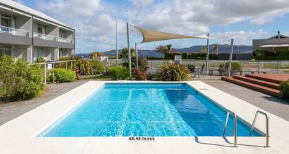 Lakeside Gem: Your Modern Retreat