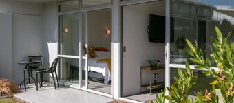 Lakeside Gem: Your Modern Retreat