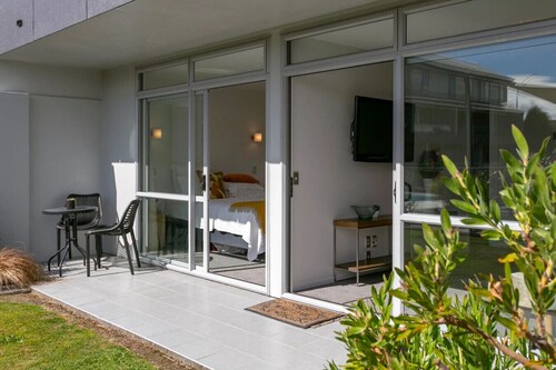 Lakeside Gem: Your Modern Retreat