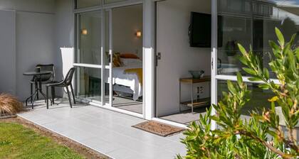 Lakeside Gem: Your Modern Retreat