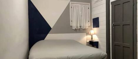 1 dormitori i roba de llit