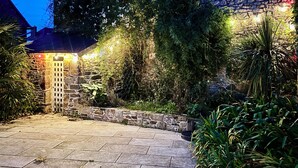 A stone patio with a wooden fence and a stone wall. - Large house 80m from the port (Paimpol)