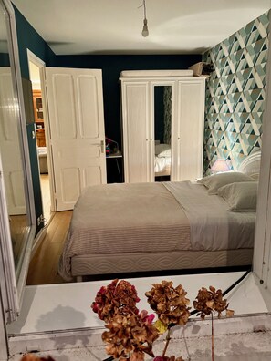 4 bedrooms, iron/ironing board, travel cot