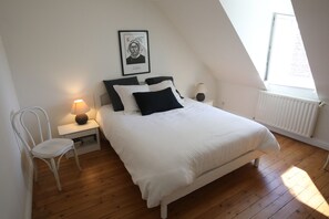 4 makuuhuonetta, silitysrauta/-lauta, vauvan matkasänky