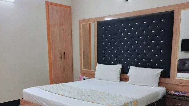 Un dormitorio con cama, armario de madera y ventilador de techo.