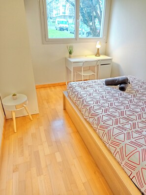 4 bedrooms, iron/ironing board, WiFi, bed sheets - Excalibur: 4 Bedrooms - Puy du fou - near train station (Cholet)