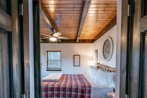 2 bedrooms, internet - The Wildwood Cabin - Tree-top Getaway (Ponca)