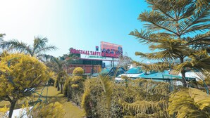 Un resort con un cartel llamativo que anuncia 'Bar Tiger' y 'Original Taste of Hawaii'.