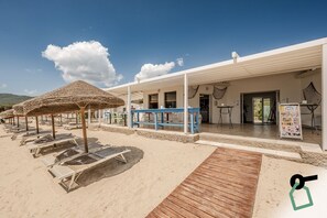 Plage, chaises longues, parasols, serviettes de plage