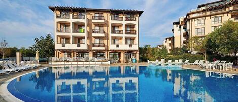 Een seizoensgebonden buitenzwembad en parasols bij het zwembad