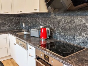 Mikroaaltouuni, uuni, astianpesukone, leivänpaahdin