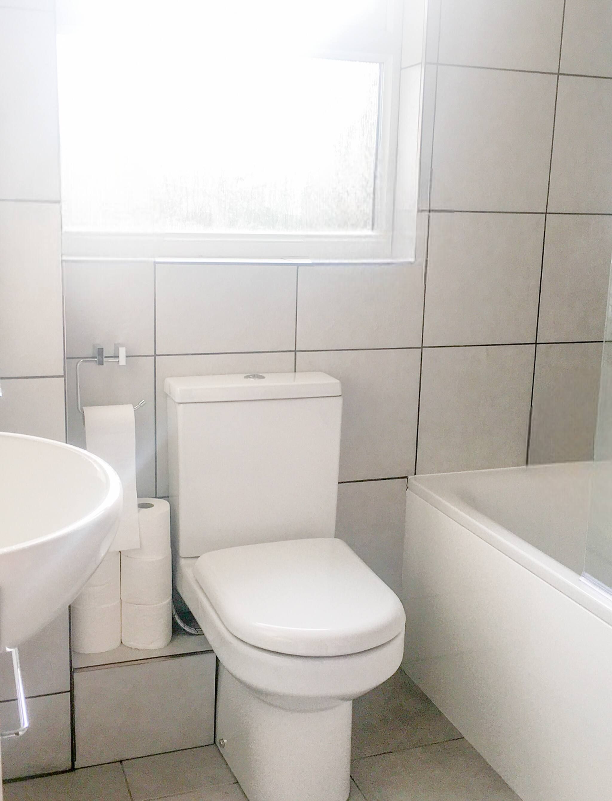 Un baño con inodoro, lavabo y bañera.